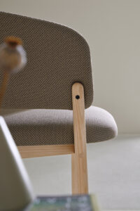 Foto ambiente Silla con brazos vista detalle patas - Silla de la colección RC Wood - Silla de diseño BlascoVila