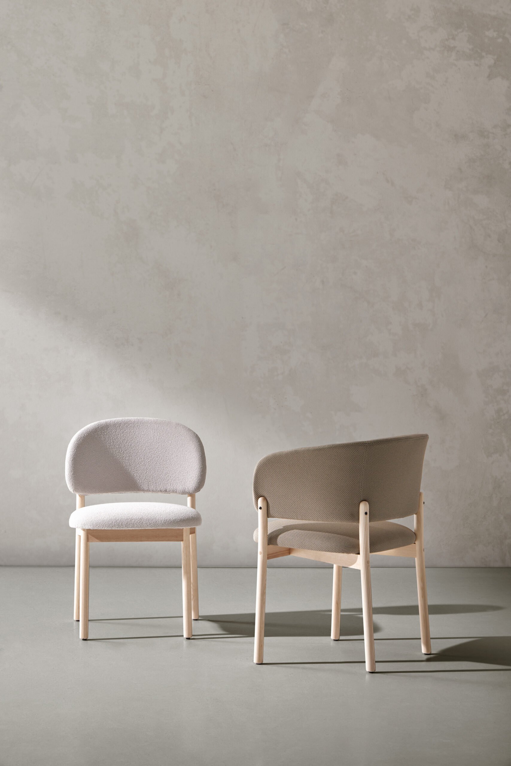 Foto ambiente Silla con brazos y silla - Sillas de la colección RC Wood - Sillas de diseño BlascoVila