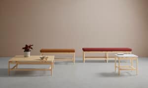 Mesa y banquetas de la colección rem en madera natural y diferentes tapizados - Muebles de diseño por Blasco&Villa