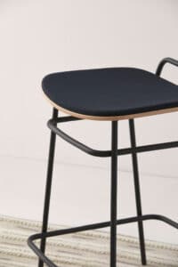 Foto detalle taburete asa medio con asiento tapizado - Mueble por blascovila